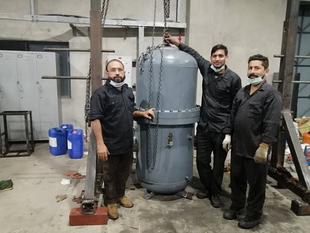 BEC team rigging and servicing a large industrial pressure vessel